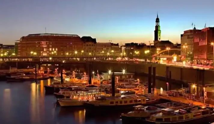 2015-08-hamburg-skyline-67c460b2c1067c5ba75bb0f2 copy